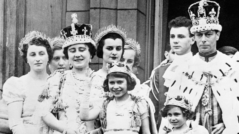 (LR) Mbretëresha Elizabeth (më vonë Nëna Mbretëreshë), Princesha Elizabeth (mbretëresha Elizabeta II e sotme), Princesha Margaret dhe Mbreti George VI pas kurorëzimit të tij, në ballkonin e Pallatit Buckingham, Londër.