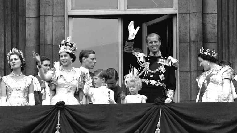 Foto: AP FILE - Ky është një qershor. 2, 1953 fotografi në dosje e Mbretëreshës Elizabeth II të Britanisë dhe Princit Philip, Duka i Edinburgut, teksa u përshëndesin përkrahësve nga ballkoni në Pallatin Buckingham, pas kurorëzimit të saj në Westminster Abbey. Londra. (AP Photo/Leslie Priest, Dosja)