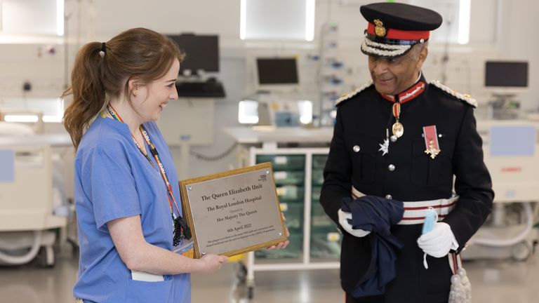 Strictement interdit jusqu'à 22h00 GMT, dimanche 10 avril 2022 Photo d'un flyer émis par Buckingham Palace pour Sir Kenneth Olissa, Lord Lieutenant du Grand Londres (à droite) et Charlie Mort, petite soeur, dévoilant une plaque au nom de Sa Majesté lors d'une vidéo liant un call Et une visite virtuelle de la reine Elizabeth II au Royal London Hospital mercredi pour célébrer l'ouverture officielle de l'unité Queen Elizabeth à l'hôpital.  Date de sortie : dimanche 10 avril 2022.