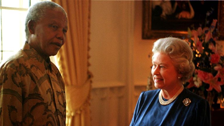 La Reine avec le président sud-africain Nelson Mandela lors de sa visite au château de Windsor avant de se rendre à Cardiff pour le début d'un sommet de l'UE.