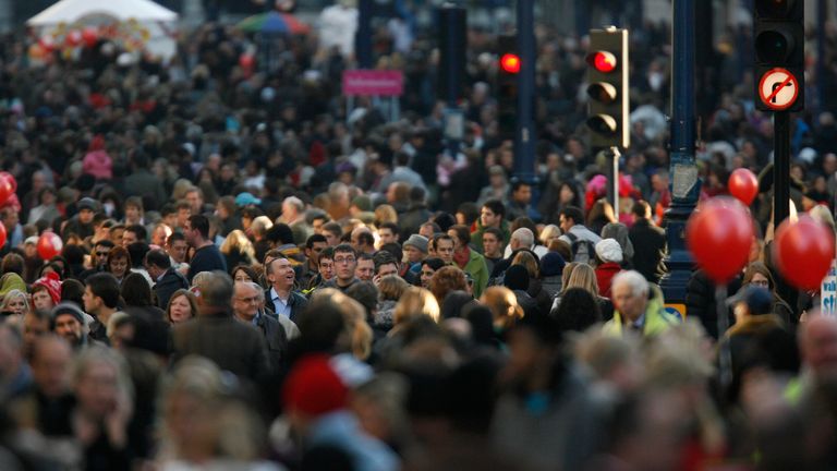 shoppers fill Regent Street in central London which has been closed to traffic for the day December 6, 2008. REUTERS/Andrew Winning (BRITAIN)