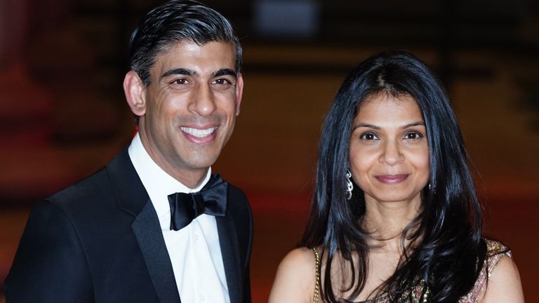 Le chancelier de l'Échiquier Rishi Sunak aux côtés de son épouse Akshata Murthy assiste à une réception pour célébrer le British Asian Trust au British Museum, à Londres.  Date de la photo : mercredi 9 février 2022.