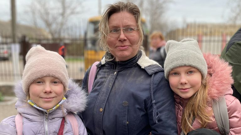 Des habitants de Kherson, en Ukraine, racontent à Jason Farrell de Sky la vie sous l'occupation russe.  Sur la photo : Anastasia Alokaina 37 ans, Maria 9 ans et Ksusha 12 ans 
