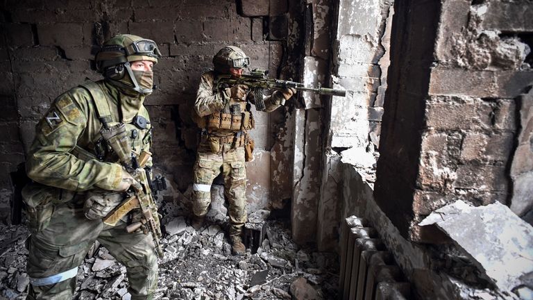 TOPSHOT - Rus askerleri, Mariupol drama tiyatrosunda devriye geziyor, geçen 16 Mart, 12 Nisan 2022'de Mariupol'da Rus askerleri, doğu Ukrayna'da beklenen büyük bir saldırının parçası olan stratejik liman şehrini almak için bir kampanyayı yoğunlaştırırken bombalandı. Cumhurbaşkanı, Rusya'nın komşusuna karşı savaş için cüretkar bir dava açıyor.  - *EDİTÖRÜN NOTU: Bu resim Rus ordusunun düzenlediği bir gezi sırasında çekildi.* (Fotoğraf: Alexander NEMENOV / AFP) 
