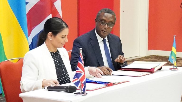 İçişleri Bakanı Priti Patel ve Ruanda dışişleri ve uluslararası işbirliği bakanı Vincent Biruta, bir anlaşma imzaladılar. "dünyada bir ilk" Doğu Afrika ülkesinin başkenti Kigali'de Perşembe günü göç ve ekonomik kalkınma ortaklığı.  Resim tarihi: 14 Nisan 2022 Perşembe.