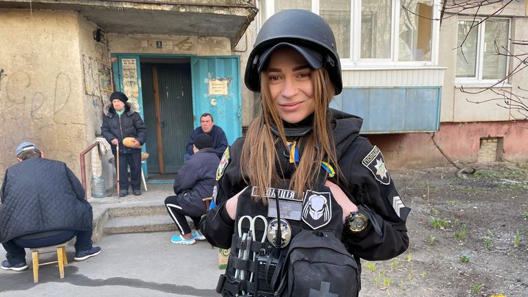 Inspectorul Karyna Tkanchenko spune că unitatea sfătuiește și încearcă să ajute la evacuarea oamenilor din orașul Severodonețk