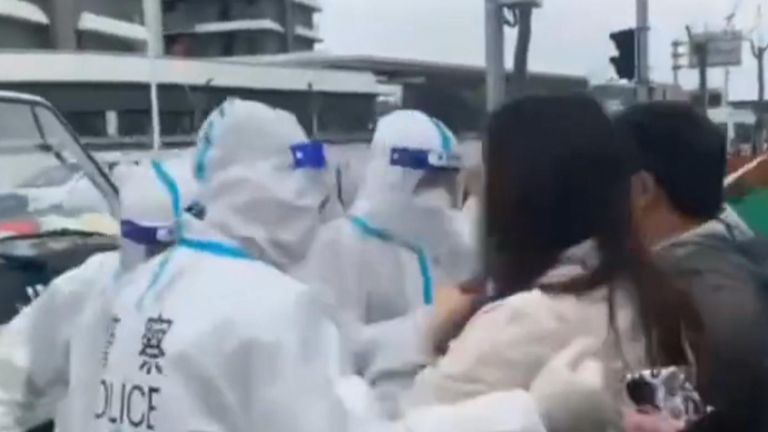 Des habitants de Shanghai, en Chine, ont manifesté contre les autorités après avoir reçu l'ordre de quitter leur domicile afin que le bâtiment puisse être utilisé comme centre d'isolement COVID.  La ville est bloquée depuis des semaines en raison d'une épidémie de virus.
