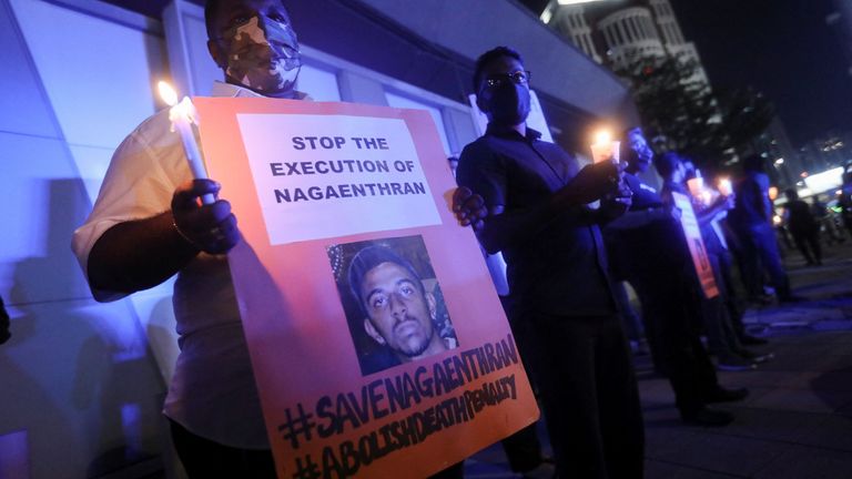 People take part in a vigil ahead of the planned execution of Malaysian drug trafficker Nagaenthran Dharmalingam, outside Singapore High Commission in Kuala Lumpur, Malaysia, April 26, 2022. Picture taken on April 26, 2022. REUTERS/Hasnoor Hussain

