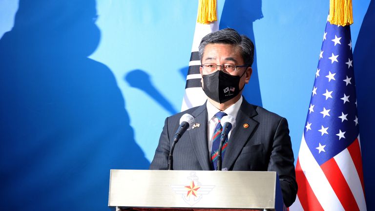 Güney Kore Savunma Bakanı Suh Wook, 2 Aralık 2021'de Güney Kore'nin Seul kentinde düzenlenen 53. Güvenlik İstişare Toplantısı'nın ardından ABD Savunma Bakanı Lloyd Austin ile düzenlediği basın toplantısında konuşuyor.