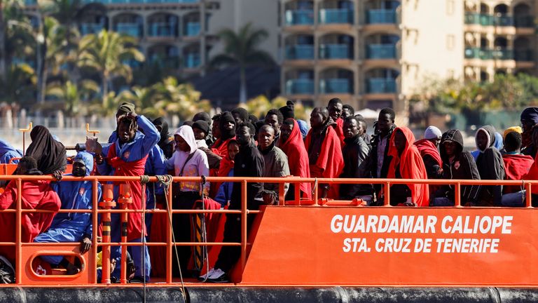 España: Un migrante muerto, 26 desaparecidos tras el naufragio de un barco frente a las Islas Canarias |  noticias del mundo