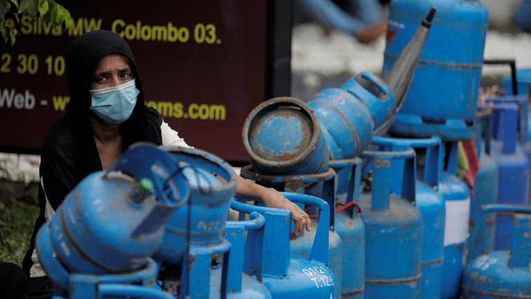 A woman waits in a line to buy domestic gas on a main road, amid the country&#39;s economic crisis in Colombo, Sri Lanka, April 12, 2022. REUTERS/Dinuka Liyanawatte
