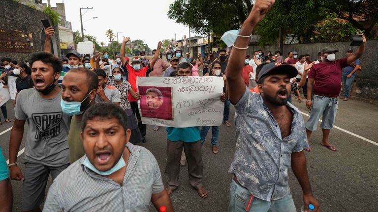 Sri Lanker protestieren gegen eine Autobahnsperrung während einer Ausgangssperre, um den Rücktritt der Regierung in Colombo, Sri Lanka, am Sonntag, den 3. April 2022 zu fordern. (AP Photo/Eranga Jayawardena) ..