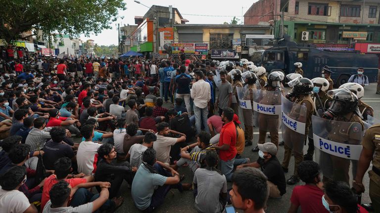 Des étudiants sri-lankais protestent en bloquant une route pendant un couvre-feu exigeant la démission du gouvernement à Colombo, Sri Lanka, le dimanche 3 avril 2022. (AP Photo/Eranga Jayawardena).
