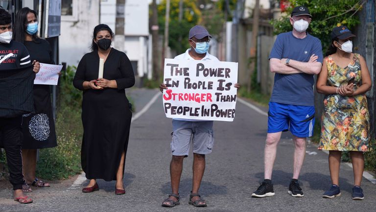 Sri Lanker protestieren, um den Rücktritt der Regierung in Colombo, Sri Lanka, am Sonntag, 3. April 2022, zu fordern.