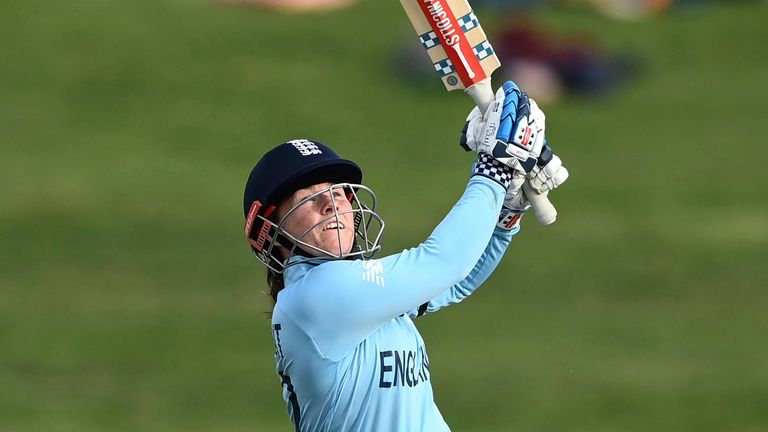Tammy Beaumont, d'Angleterre, au bâton lors du match de cricket de la Coupe du monde de cricket féminin ICC 2022 entre l'Angleterre et l'Australie à Seddon Park à Hamilton, Nouvelle-Zélande, le samedi 5 mars 2022. (Andrew Cornaga/Photosport via AP)
