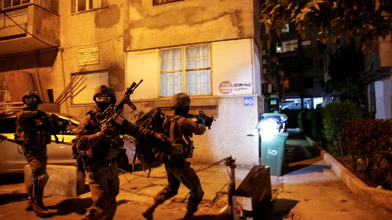 Israeli soldiers work near the scene of a fatal shooting attack near a bar in Tel Aviv, Israel April 7, 2022. REUTERS/Moti Milrod NO RESALES. NO ARCHIVES. ISRAEL OUT. NO COMMERCIAL OR EDITORIAL SALES IN ISRAEL
