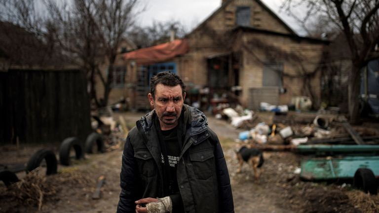 Un homme, qui dit que des soldats russes se sont cassé le bras, se tient devant sa maison, au milieu de l'invasion russe de l'Ukraine, à Bucha, dans la région de Kiev, Ukraine, le 6 avril 2022. REUTERS/Alkis Konstantinidis