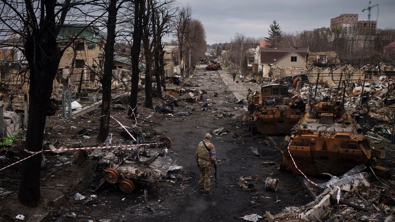 Un militaire ukrainien marche au milieu de chars russes détruits à Bucha, à la périphérie de Kyiv, en Ukraine, le mercredi 6 Aptanksril 2022. (AP Photo/Felipe Dana) PIC:AP

