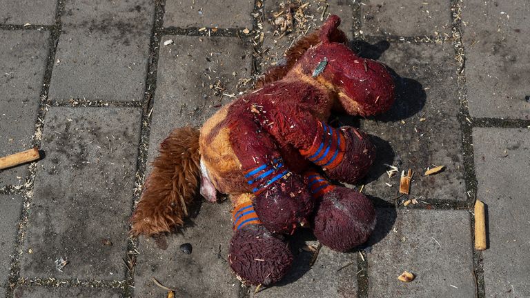 Un cheval en peluche avec des taches de sang se trouve sur une plate-forme après le bombardement russe à la gare de Kramatorsk, en Ukraine, le vendredi 8 avril 2022. Quelques heures après avoir averti que les forces ukrainiennes avaient déjà trouvé des scènes de brutalité pires dans une colonie au nord de Kiev, Le président Volodymyr Zelenskyy a déclaré que 