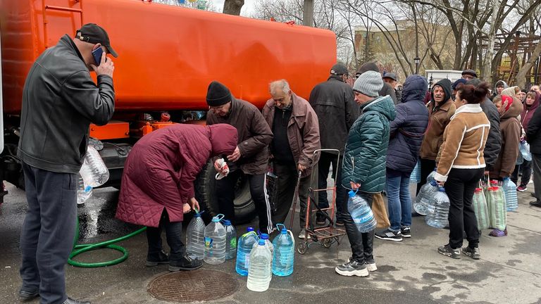 The queue for water in Mariupol