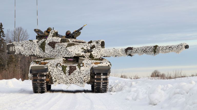 一些坦克和装甲车也被派往欧洲进行演习。