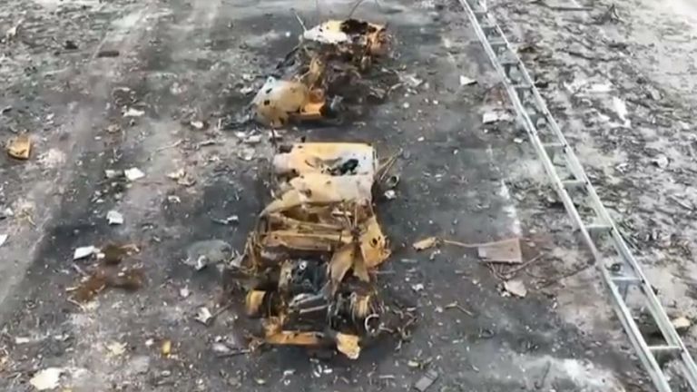 Il filmato di Berezovka, a ovest di Kiev, mostra veicoli militari russi distrutti su un'autostrada