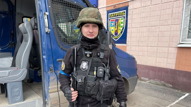 Anton Borokov conduce unitatea de poliție care ajută la salvarea vieților acelor rezidenți care încă locuiesc în orașul Severodonețk