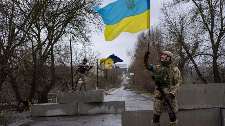 Ukraynalı askerler, 3 Nisan 2022 Pazar, Ukrayna, Kiev'in eteklerinde Bucha'daki bir kontrol noktasında kutlama yapıyor. (AP Photo/Rodrigo Abd) PIC:AP