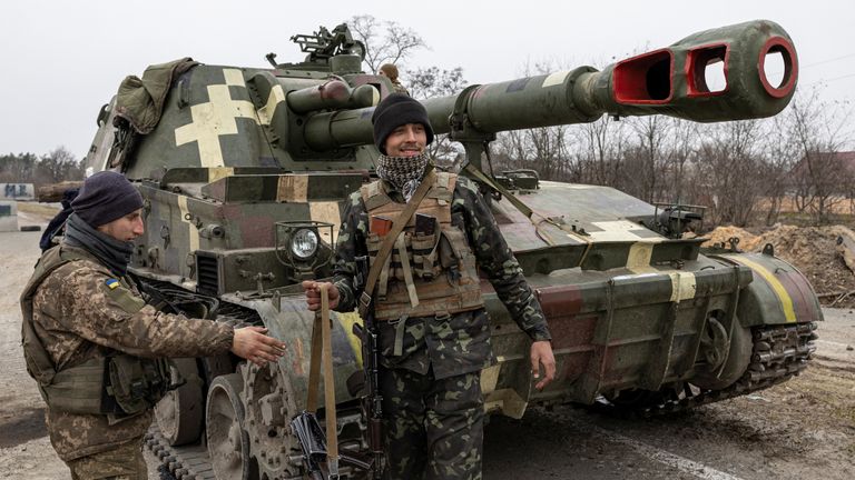 Ukrainian soldiers stand by their self-propelled artillery vehicle, as Russia&#39;s invasion of Ukraine continues, outside Chernihiv, Ukraine, April 5, 2022. REUTERS/Marko Djurica 
