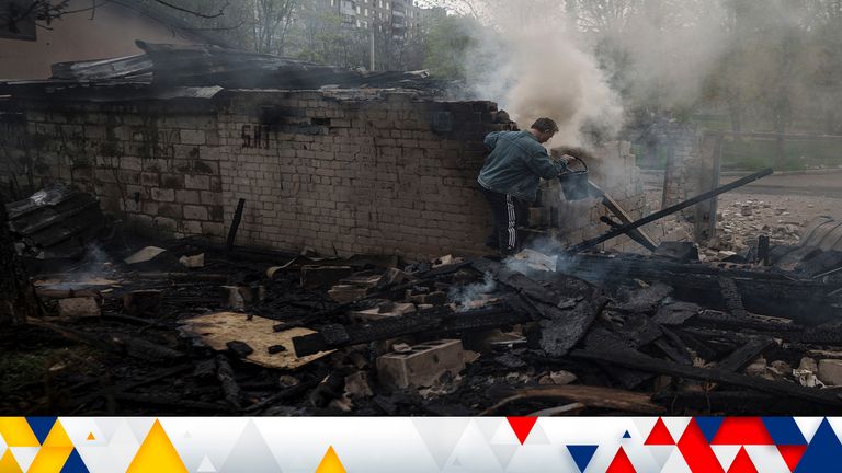 2022年4月19日星期二，在俄罗斯轰炸乌克兰哈尔科夫的一个居民区后，一名男子试图扑灭大火。（美联社照片/Felipe Dana）
