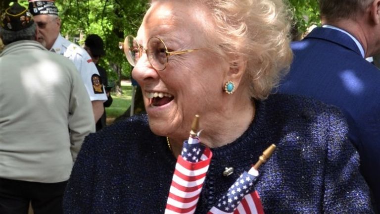 Bayan Mion, 77 yıl sonra ABD askerlerinin pastayı geri vermesine gerçekten şaşırmış görünüyordu.
