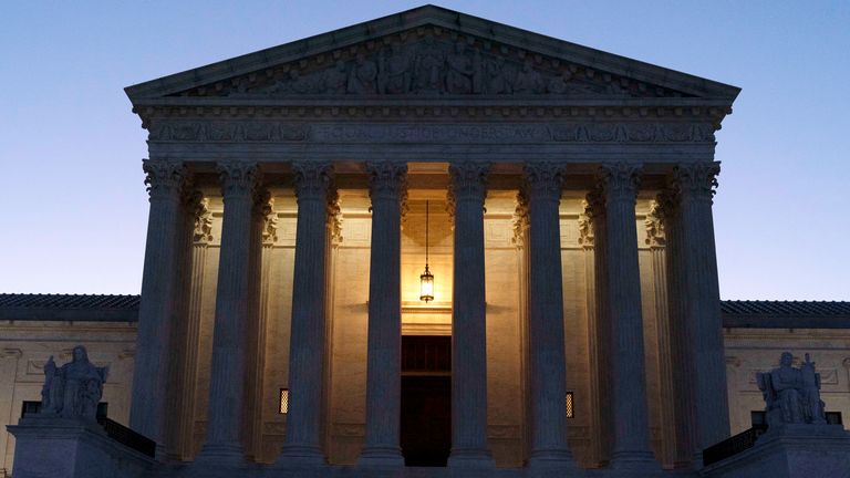 La Corte Suprema de los Estados Unidos se ve al amanecer en el Capitolio en Washington, el lunes 21 de marzo de 2022. El Comité Judicial del Senado comienza el lunes audiencias históricas de confirmación para la jueza Ketanji Brown Jackson, quien sería la primera mujer negra en la Corte Suprema.  (Foto AP/José Luis Magaña)