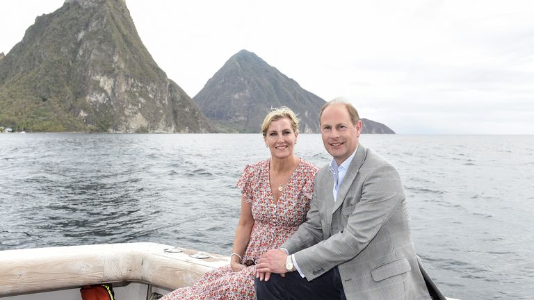 Earl dan Countess of Wessex meninggalkan Soufriere  Saint Lucia dengan perahu  Saat mereka melanjutkan perjalanan mereka ke Karibia  Untuk merayakan Hari Jadi Ratu Platinum, tanggal diambil: Rabu 27 April 2022.