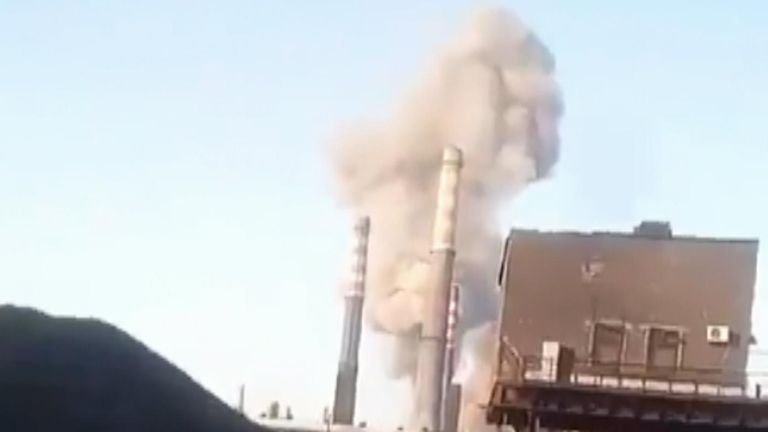 This video appears to show airstrikes hitting an aluminium plant in Zaporizhzhia, southeastern Ukraine.
