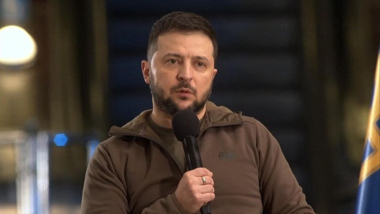 President of Ukraine Zelenskyy replies to journalists & # 39;  live questions in Kyiv