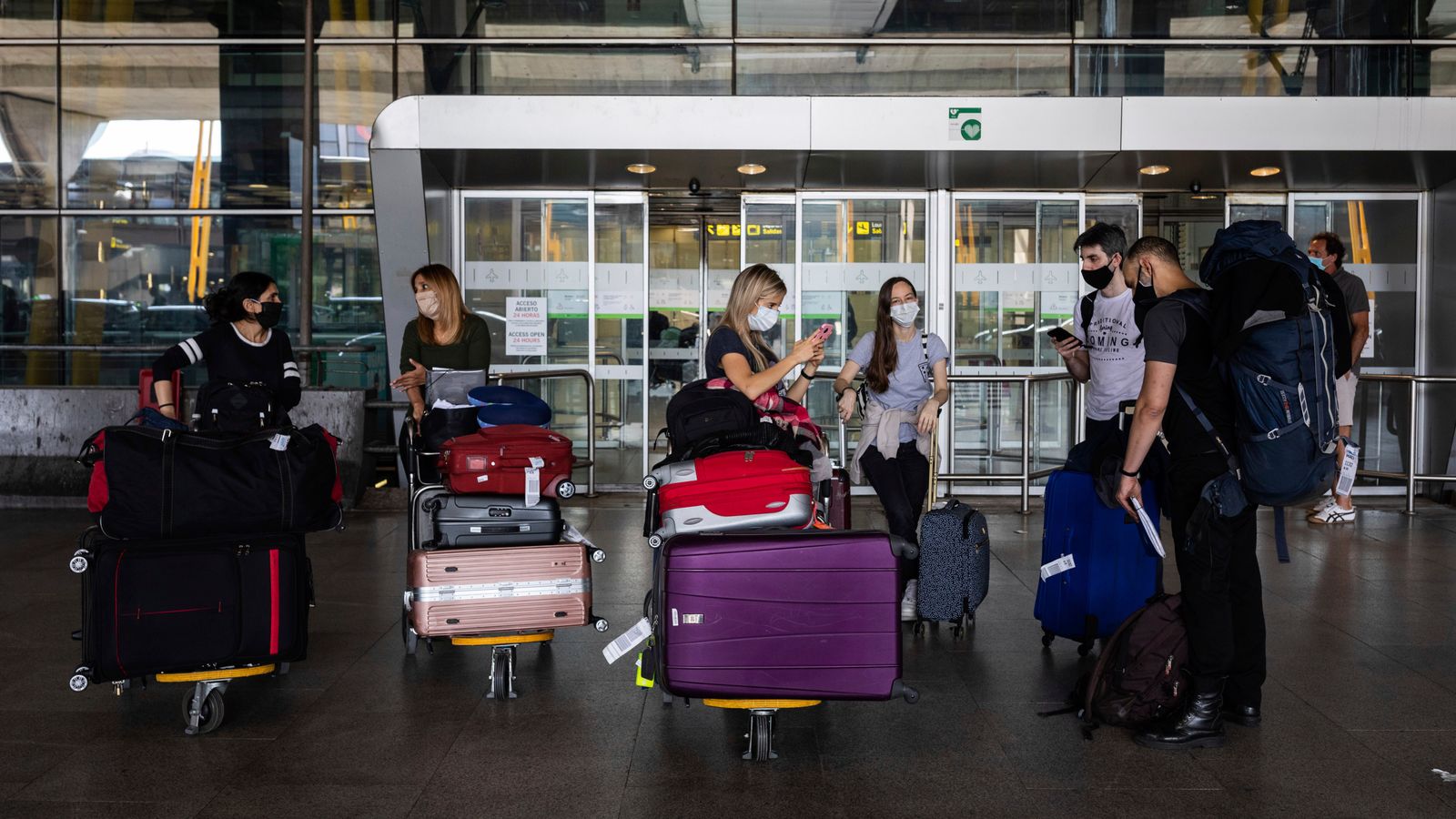 COVID-19: Obligatorisches Tragen von Gesichtsmasken auf Flughäfen und auf europäischen Flügen „nicht mehr empfohlen“ |  Weltnachrichten