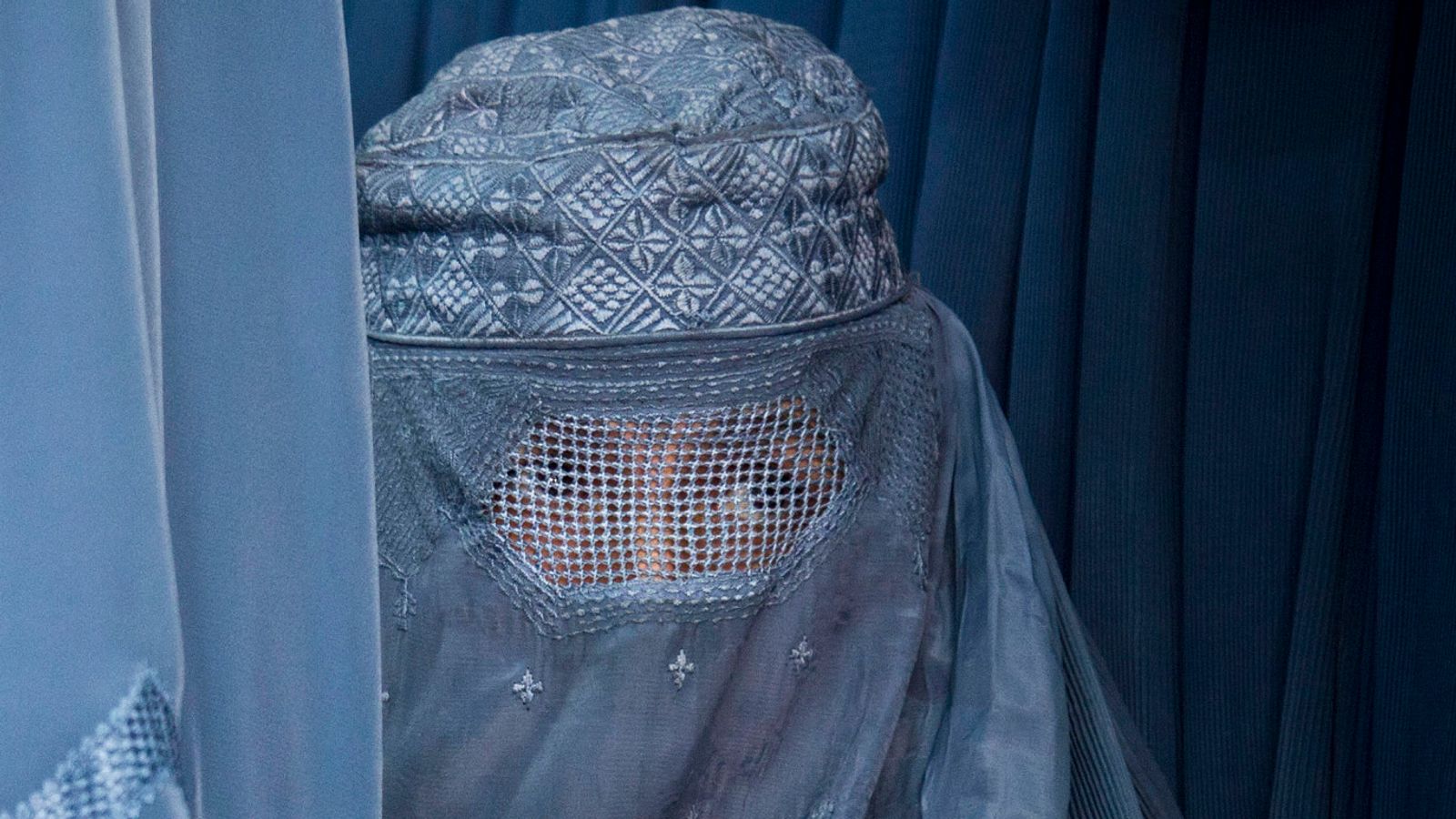 タリバンはすべてのアフガニスタンの女性​​に公共の場でブルカを着用するよう命じた| 世界のニュース