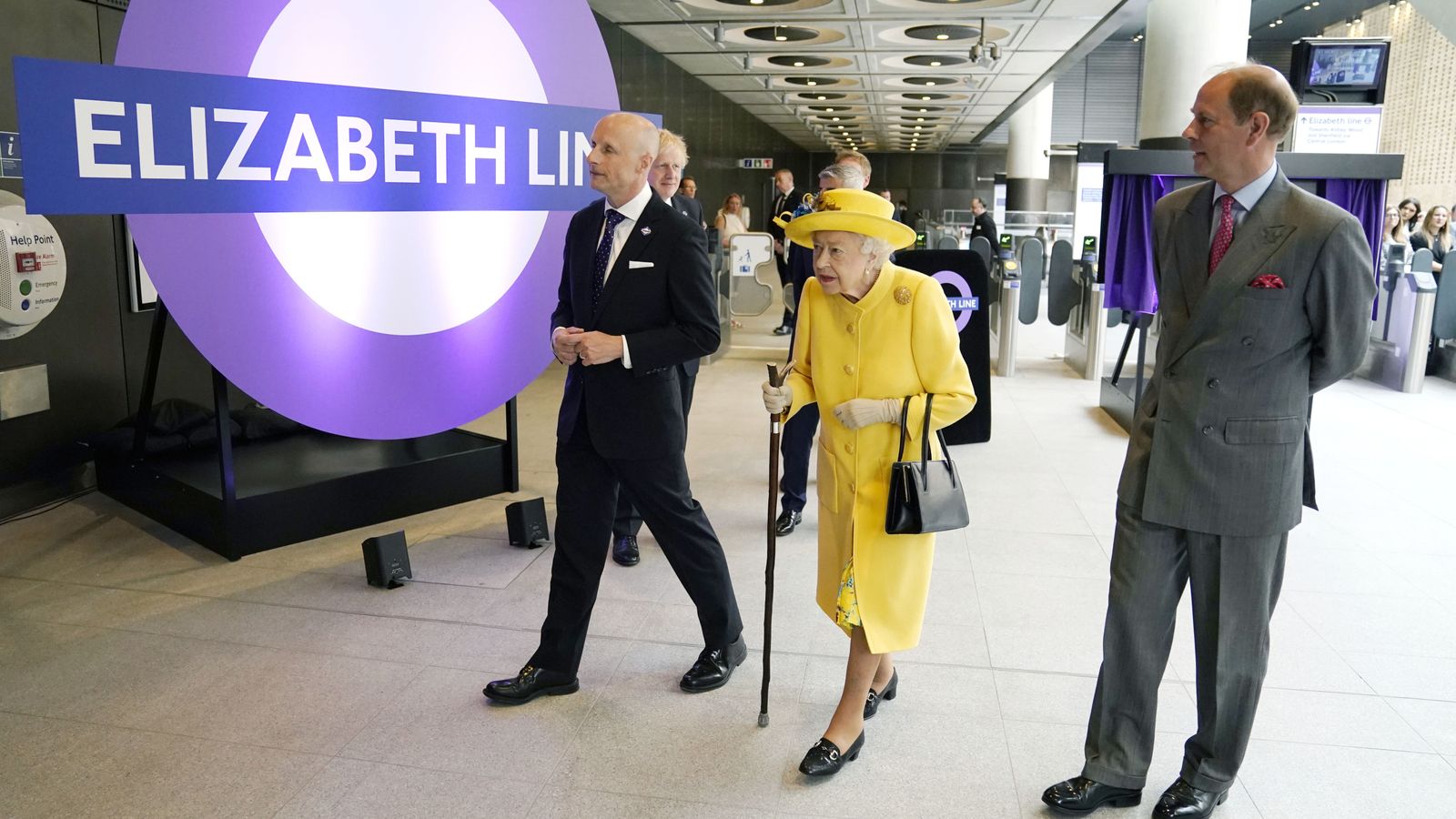 Smiling Queen uses oyster card as she makes surprise appearance to see new Elizabeth line in London | UK News