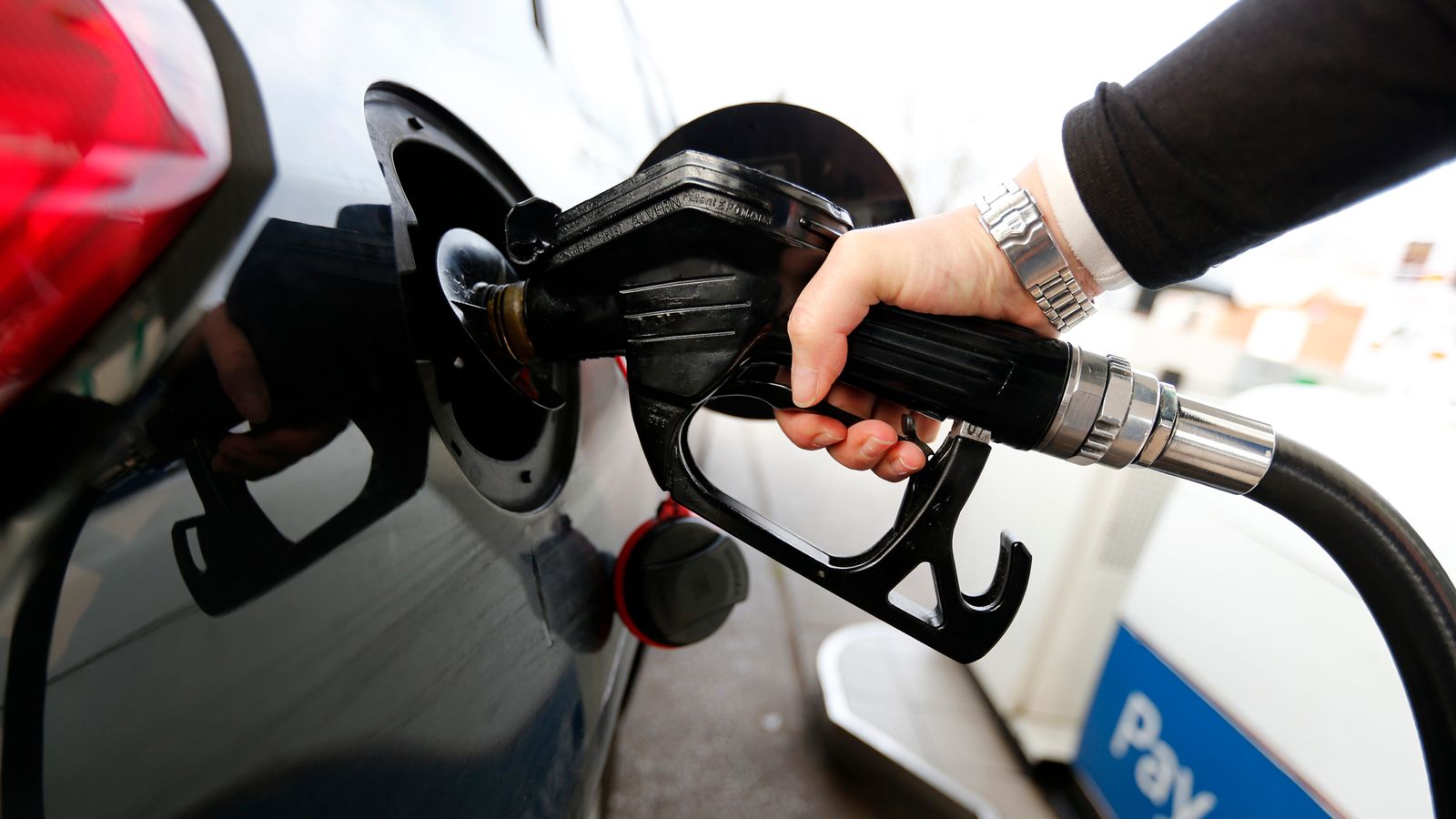 Възстановяването на продажбите на дребно е засегнато от по-слабото търсене на горива, тъй като цените се повишават