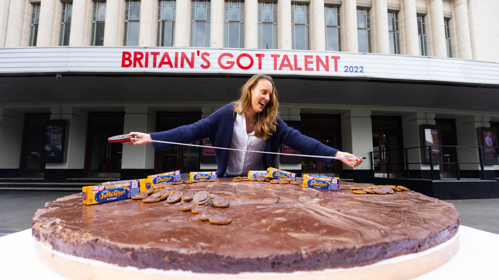 أكبر كعكة في يافا في العالم ، وزنها 80 كجم وعرضها ما يقرب من مترين ، تم إنشاؤها بواسطة الفائز بالحزمة البريطانية العظمى من |  أخبار المملكة المتحدة