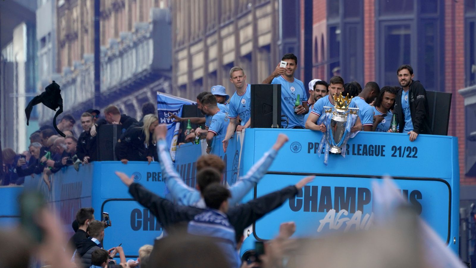 Manchester City Parade: Fans stand along the streets as the team celebrates the Premier League title on an open bus |  UK News