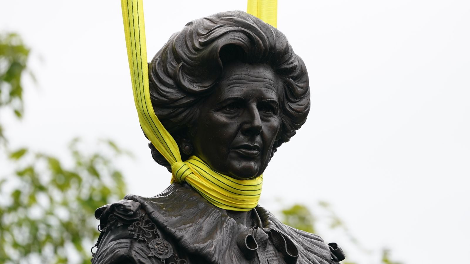 Margaret Thatcher statue egged and booed after being erected in Grantham | UK News