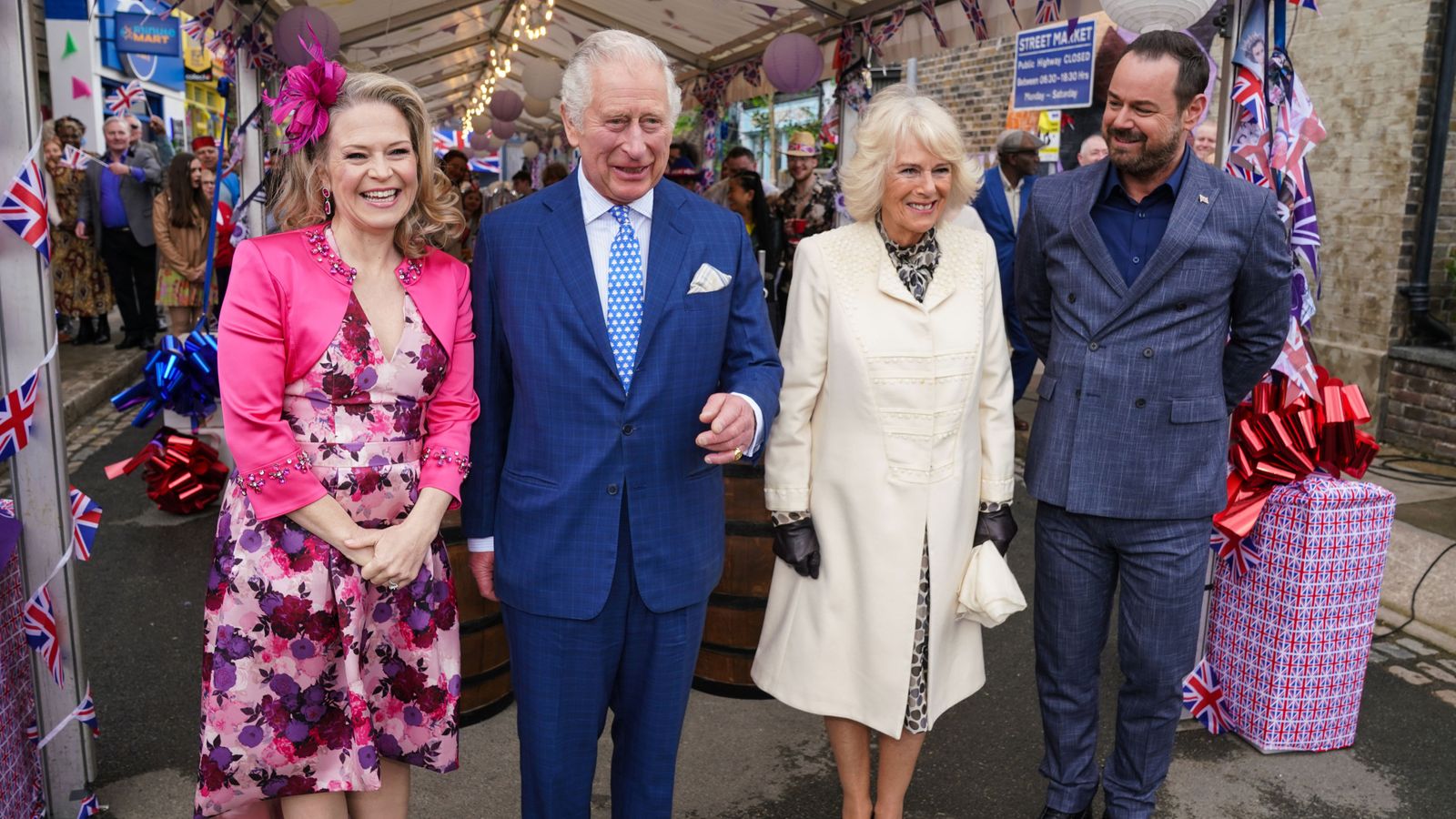 الأمير تشارلز ودوقة كورنوال يظهران كضيفين في EastEnders بمناسبة اليوبيل البلاتيني للملكة |  أخبار النمل والفنون