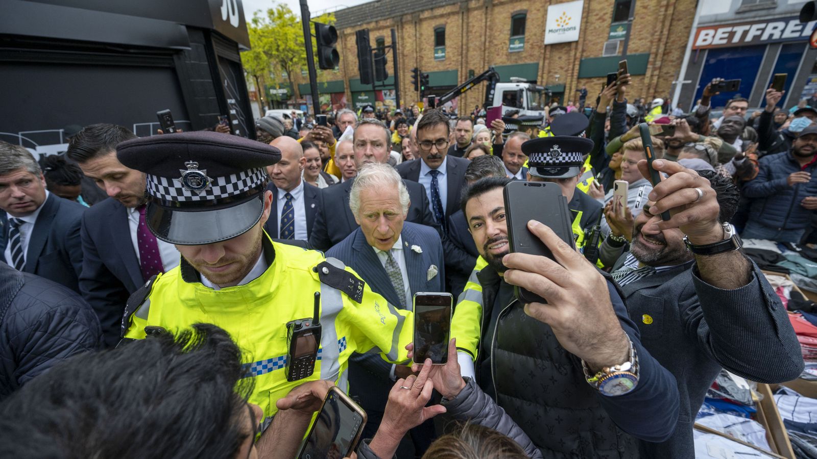 حشد في الشارع عندما يلتقي الأمير تشارلز بشباب حصلوا على وظائف من خلال جمعيته الخيرية |  أخبار المملكة المتحدة