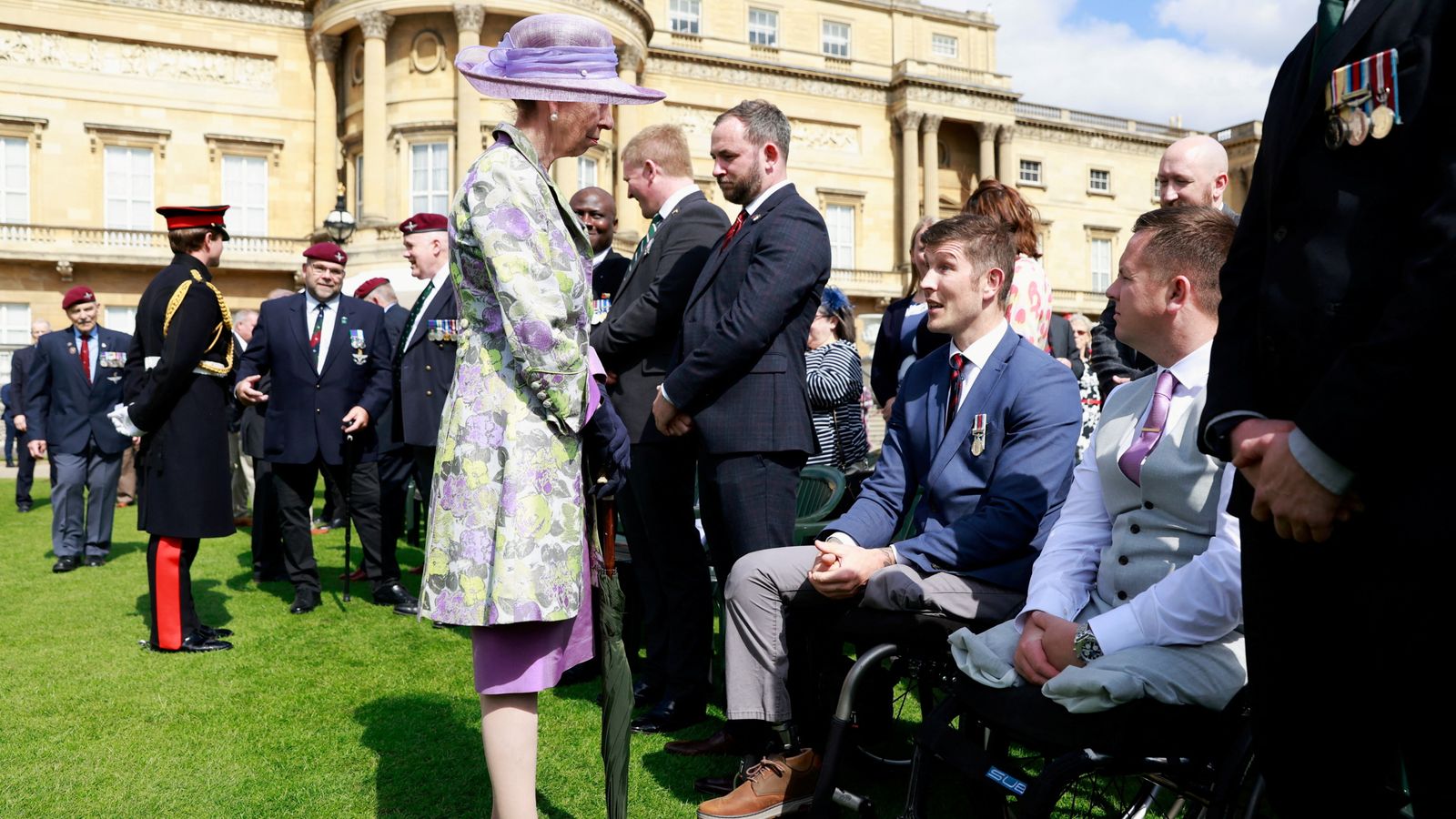 Ratu merindukan pesta kebun veteran di Istana Buckingham |  Berita Inggris