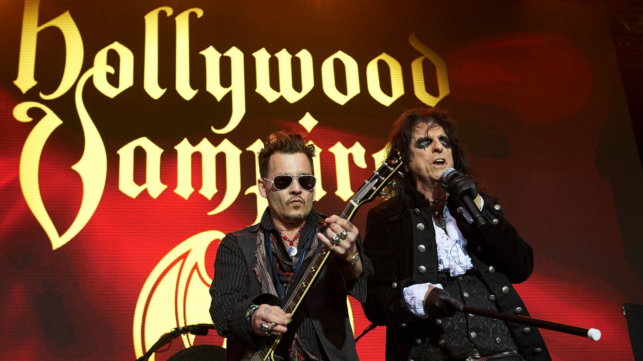 Группа вампиры. Группа Hollywood Vampires. Джонни Депп Hollywood Vampires. Элис Купер и Джонни Депп группа. Рок-группе Hollywood Vampires в.