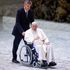 Papa Francis ilk kez halka açık yerlerde tekerlekli sandalye kullanıyor | Dünya Haberleri
