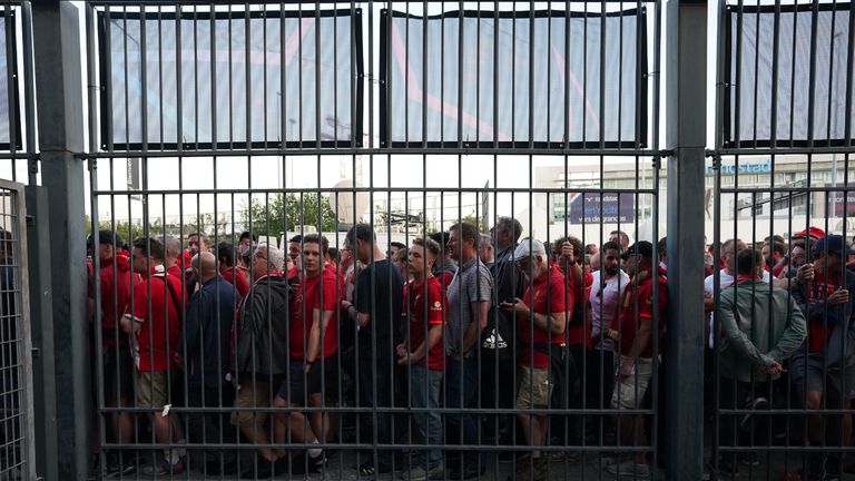 Les fans attendent devant les portes pour entrer dans le stade car le coup d'envoi est retardé avant la finale de la Ligue des champions de l'UEFA au Stade de France, à Paris.  Date de la photo : samedi 28 mai 2022.