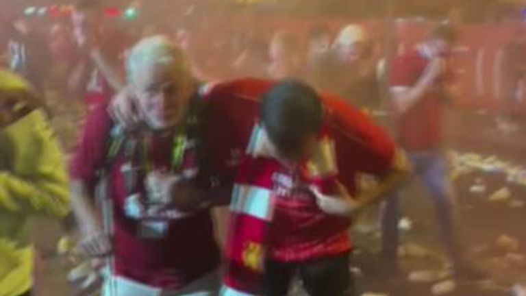 Gaze lacrimogene au fost aruncate asupra fanilor lui Liverpool într-un parc de fani din Paris, după înfrângerea echipei în Liga Campionilor