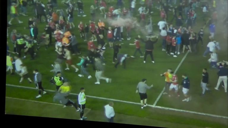 Billy Sharp attacked by fan during Forest-Blades pitch invasion | Video |  Watch TV Show | Sky Sports